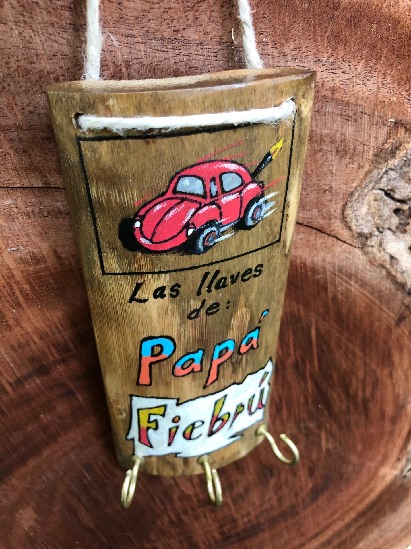 Artesanía - Las llaves de papá fiebrú - carro rojo