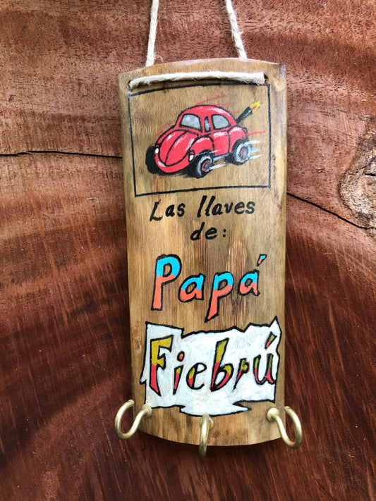 Artesanía -  Las llaves de papá fiebrú - carro rojo