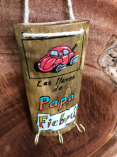 Artesanía -  Las llaves de papá fiebrú - carro rojo