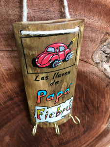 Artesanía -  Las llaves de papá fiebrú - carro rojo