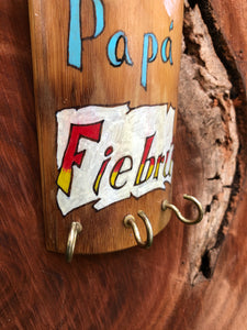 Artesanía -  Las llaves de papá fiebrú - carro rojo