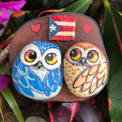 Artesanía - Two Buhitos in love - rock owls - Puerto Rico flag.